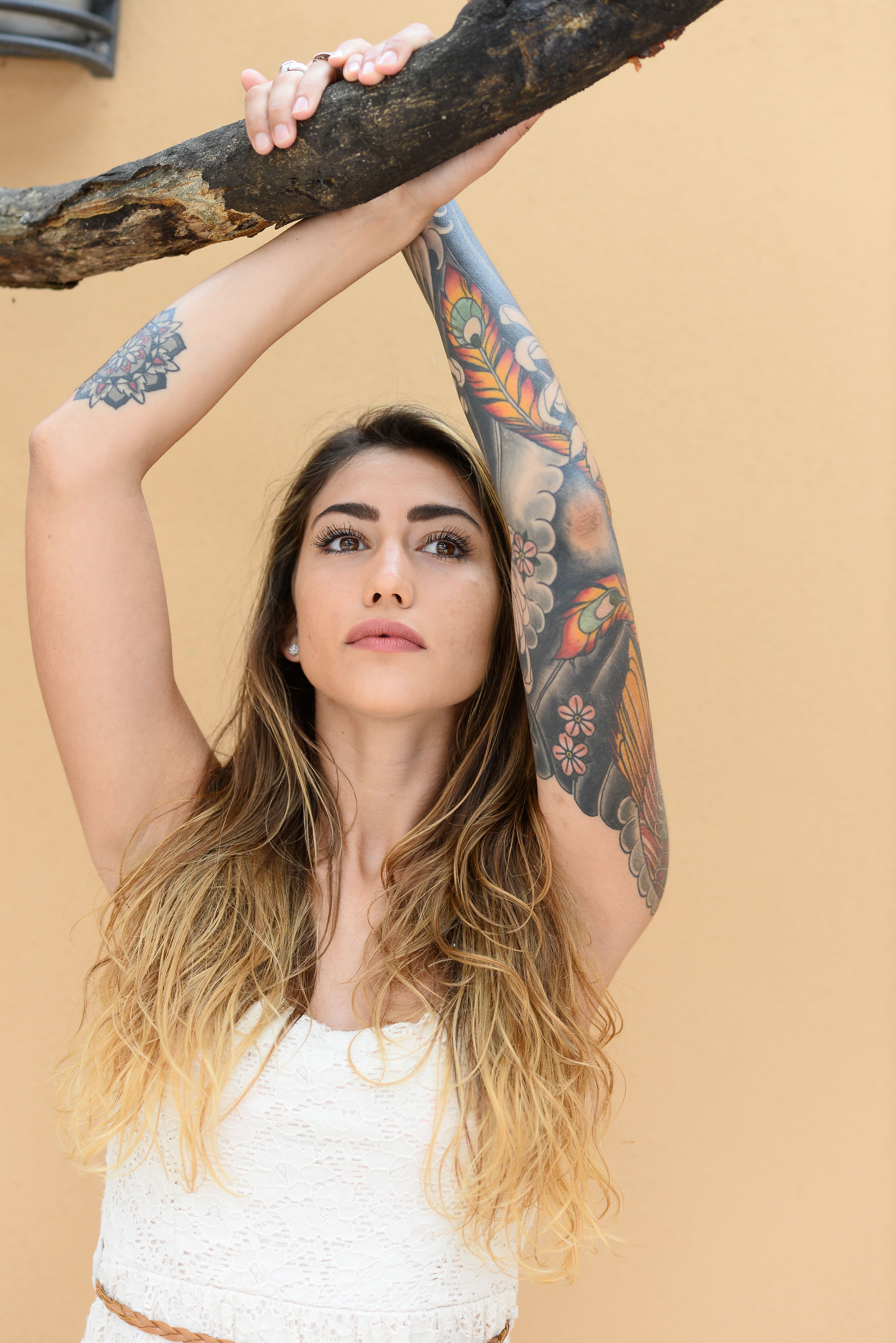 Sleeve colorido estilo japonês e old school no braço feminino